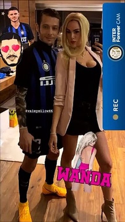 Il costume di Carnevale di Valentino Rossi Ã¨ sorprendente: il Dottore diventa Icardi e c'Ã¨ anche la sua... Wanda
