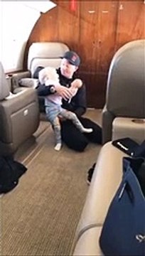 Formula 1 - Che tenerezza in aereo: Kimi Raikkonen gioca con la figlia Rianna nel giorno del suo compleanno