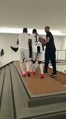 Festa Juventus, mister Allegri finisce in piscina