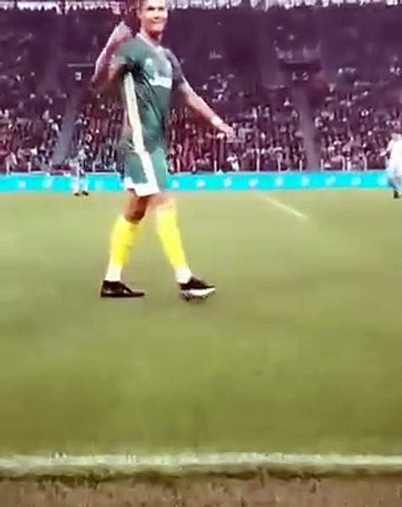 Partita del Cuore - Cristiano Ronaldo aiuta la squadra avversaria: la rimessa con Paolo Belli