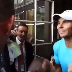 下载视频: Roland Garros - Quanto affetto per Nadal: la piccola fan lo abbraccia e non vuole... staccarsi dal suo idolo