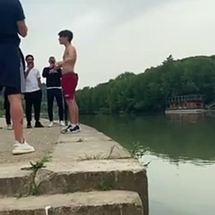 Si tuffa nel Tevere dopo aver ricevuto il saluto di Totti: il folle gesto di Gabriel Camanni