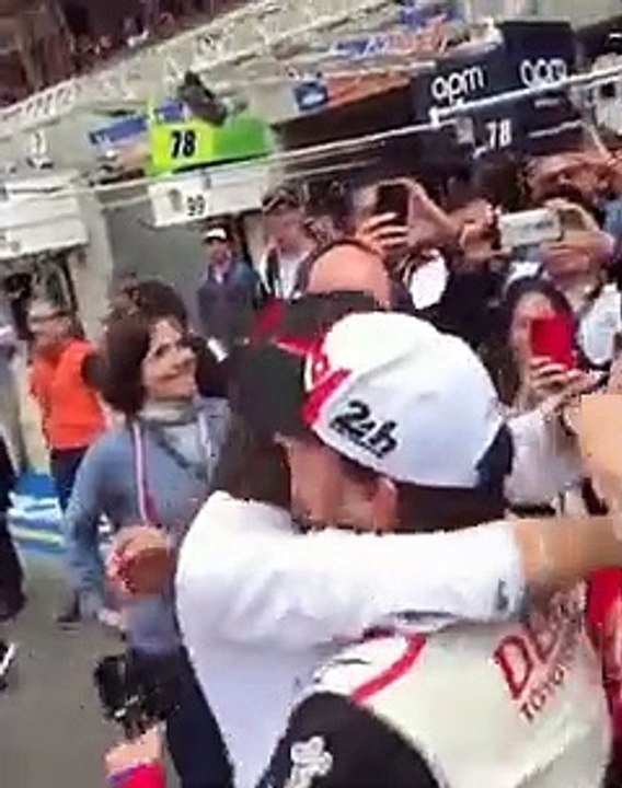Alonso trionfa alla 24 ore di Le Mans: il dolce abbraccio con la sua fidanzata Linda Morselli