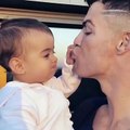 La figlia di Cristiano Ronaldo lo riempie di baci: CR7 tenero papÃ 