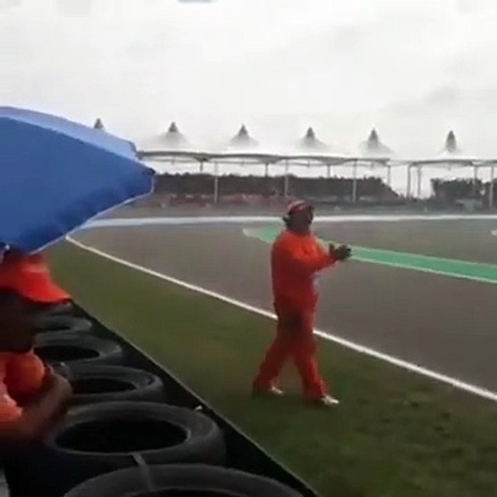 MotoGp - Il marshall argentino Franco intrattiene il pubblico con un simpatico balletto