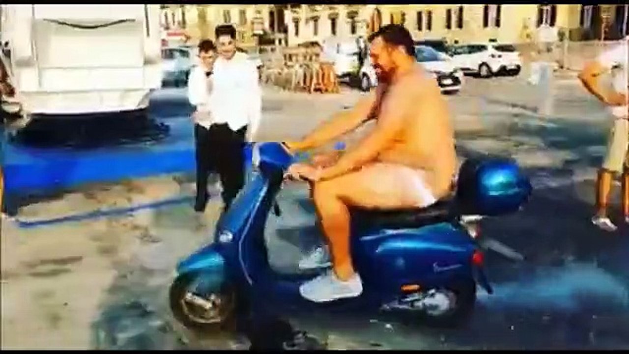 Uomo si tuffa in mare col motorino: Balotelli perde una clamorosa scommessa da 2000 euro