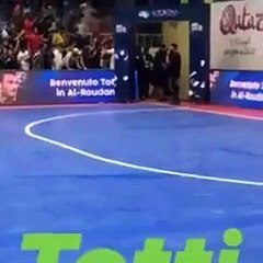 Clamorosa gaffe in Kuwait: all'ingresso in campo di Totti risuona l'inno di... Forza Italia