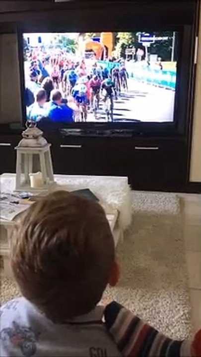 Quanta tenerezza in casa Scarponi: i gemellini fanno il tifo per Elia Viviani... anche dopo il ritiro