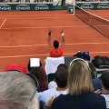 Roland Garros - Djokovic coinvolge il pubblico al suo allenamento col Geyser sound