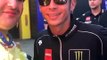 MotoGp - Trombetta e abito da donna: Valentino Rossi se la ride con un bizzarro tifoso al Mugello