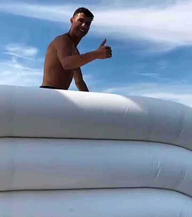 Cristiano Ronaldo se la spassa in vacanza al mare: il tuffo dallo scivolo gonfiabile Ã¨ da urlo