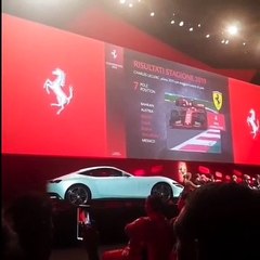Risate e applausi a Maranello: Leclerc sognatore e Vettel esilarante