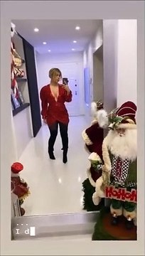 Wanda Nara bollente nel look natalizio: la scollatura Ã¨ vertiginosa