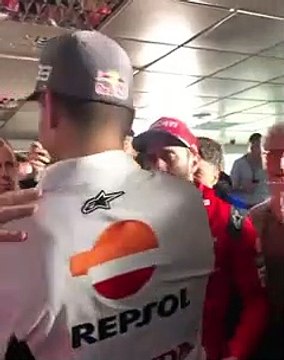 MotoGp - Il commovente abbraccio di Lorenzo con Dovizioso e Dall'Igna dopo l'annuncio del suo ritiro
