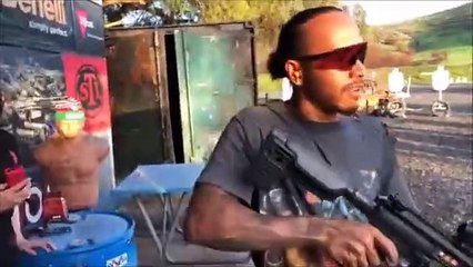 Hamilton sparatutto, Lewis si allena per un film d'azione: la mira del pilota inglese Ã¨ perfetta!