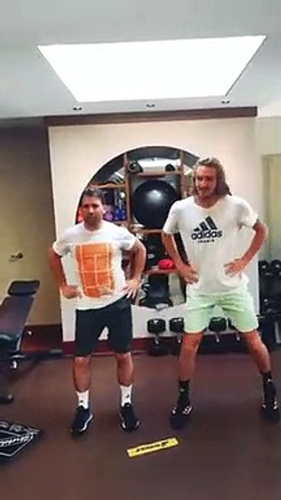 Tsitsipas si esibisce in un ballo scatenato ma... un po' scoordinato!