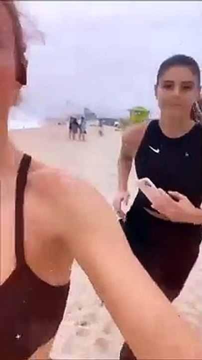 Corsetta hot per Diletta Leotta: l'allenamento al mare Ã¨ sexy