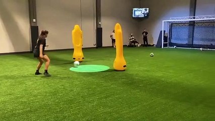 Alex Morgan inarrestabile: allenamento di precisione col pancione per la calciatrice statunitense