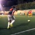 La classe non invecchia mai, punizione supersonica di Totti nel campionato di calcio a 8