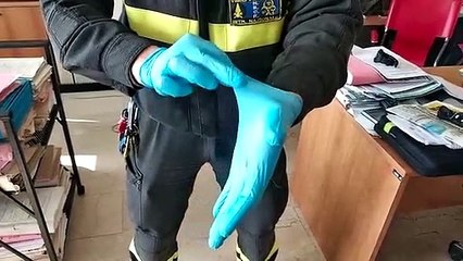 Coronavirus - Come togliersi i guanti evitando il contatto con le mani