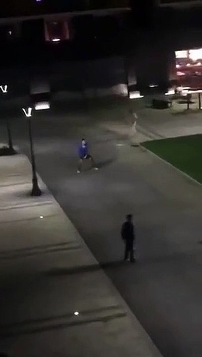 Novak Djokovic ha fatto felici alcuni suoi fans palleggiando per le strade di Belgrado