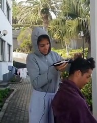 Georgina si improvvisa parrucchiera per il suo Cristiano Ronaldo: taglio di capelli live in quarantena