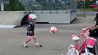 F1 - Raikkonen gioca a calcio con la figlia: la pallonata arriva nelle parti basse!