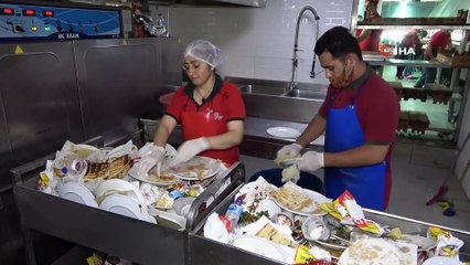 Her Gün 30 Kilometre Yol Gidip Can Dostları Besliyor