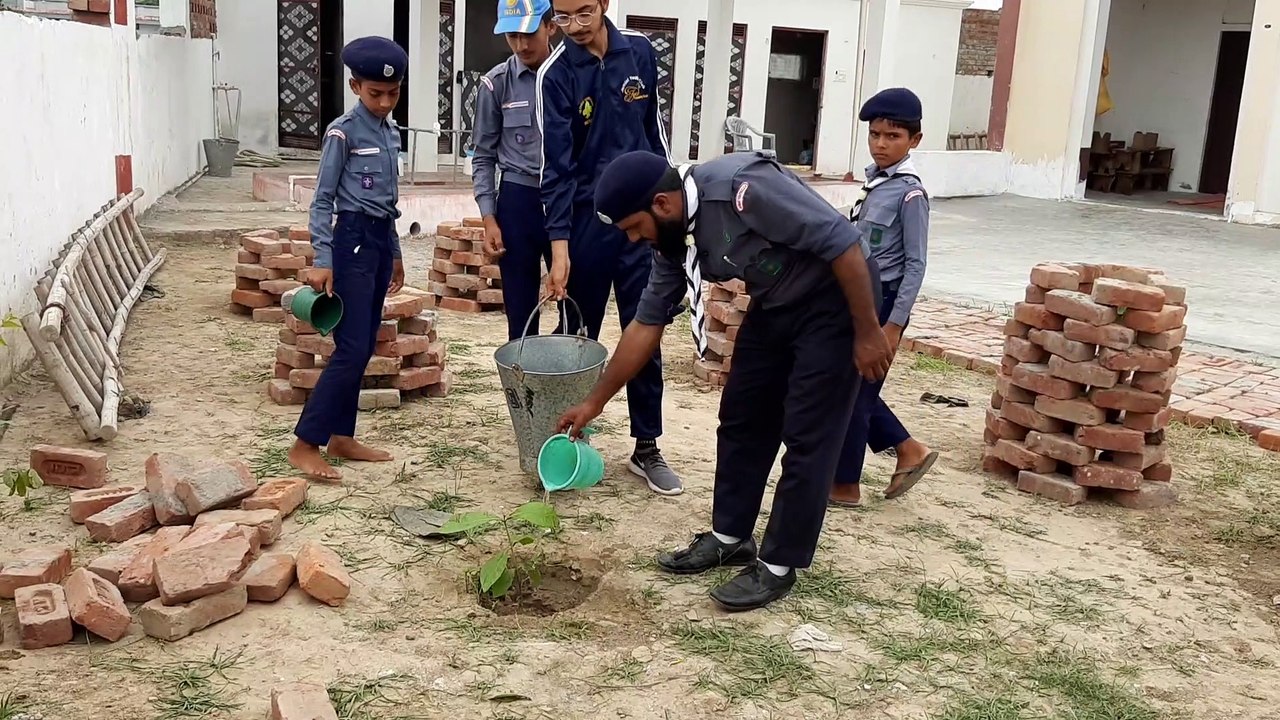 जमीयत यूथ क्लब कार्यकर्ताओं ने लगाए मलकपुर में 30 पौधे