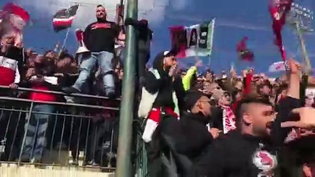 Avellino-Bari, i tifosi ospiti sono uno spettacolo