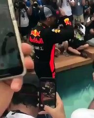 Ricciardo festeggia la vittoria a Montecarlo con un tuffo in piscina