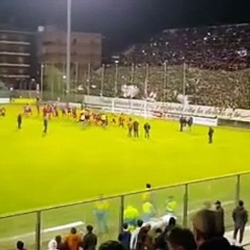 Reggina: il sogno continua, i giocatori sotto la Curva Sud