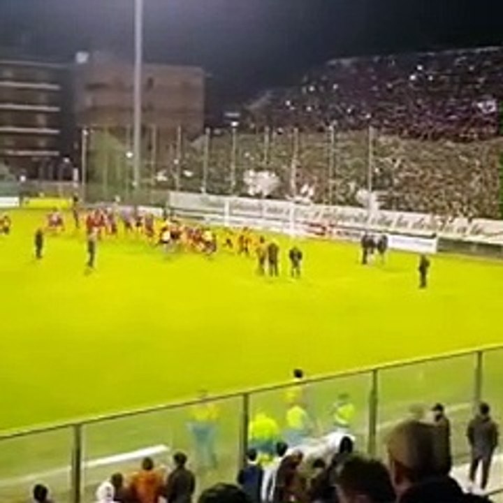 Reggina: il sogno continua, i giocatori sotto la Curva Sud