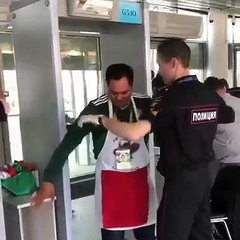 Mondiali Russia 2018, tifoso del Messico perquisito mostra... il "pacco"