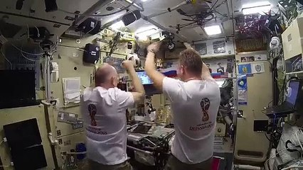 Descargar video: Stazione Spaziale: i cosmonauti russi festeggiano la vittoria della Russia sulla Spagna ai Mondiali 2018