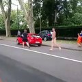 Francia campione del Mondo: uomo festeggia completamente nudo in strada