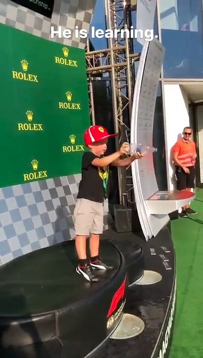 F1 - Robin Raikkonen festeggia come papÃ  Kimi all'Hungaroring: la bottiglia d'acqua diventa... champagne