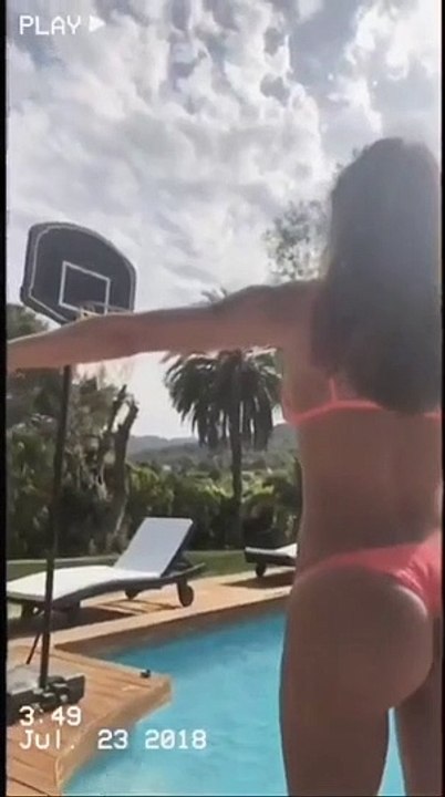 Belen perfetta ad Ibiza, la Rodriguez balla sexy a bordo piscina