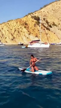 Belen sexy anche sul sup ad Ibiza