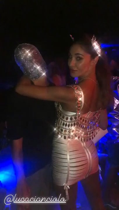 Belen scatenata in un locale di Ibiza