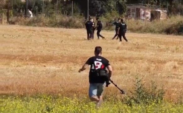 Un periodista denuncia que la Guardia Civil silenció su trabajo durante una protesta contra la visita de los reyes a Navarra