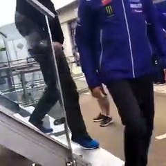MotoGP - Valentino Rossi versione Simpson: il 'Dottore' e il suo team sul divano piÃ¹ famoso dei cartoni animati