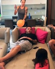 Tải video: L'esilarante scherzo della moglie di Nainggolan