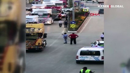 Düğün konvoyuna katılan TIR'lar trafiği birbirine kattı