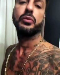 Fabrizio Corona si filma nudo per casa e posta il video sui social