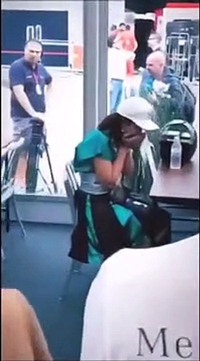 F1 - Bottas sorprende una fan: emozione troppo forte! La tifosa giapponese scoppia in lacrime