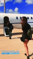 Belen torna in Italia sul jet privato: Cecilia rischia l'incidente hot!