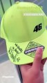 Valentino Rossi autografa un cappello ad una fan 'famosa': il video di Carmen Victoria Rodriguez