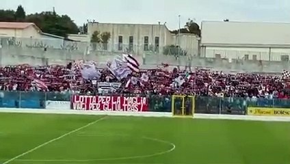 Télécharger la video: Reggina, esplode la festa playoff: lo spettacolo dei 2000 tifosi amaranto a Vibo Valentia