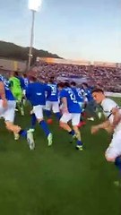 Festa Brescia, la corsa dei calciatori sotto la curva